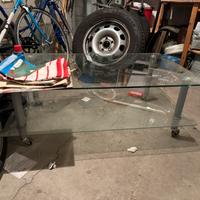 Tavolino trasparente con ruote