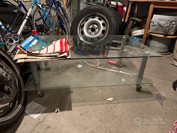 Tavolino trasparente con ruote