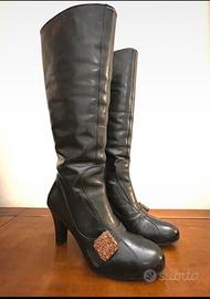 Stivali con tacco pelle nera con decoro