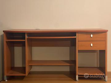 Scrivania in legno