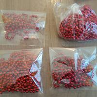 Fili di palline rosse natalizie o per decorazioni 