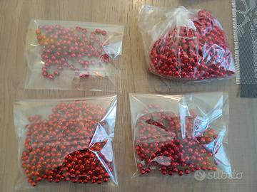 Fili di palline rosse natalizie o per decorazioni 