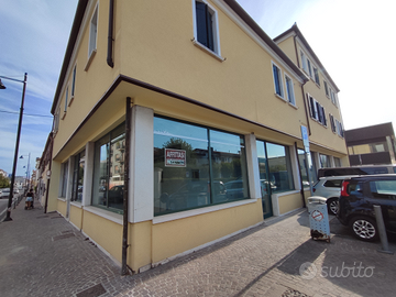 Negozio con ampie vetrine e visibilità
