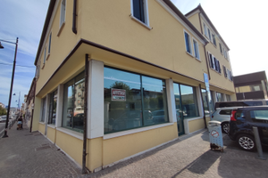 Negozio con ampie vetrine e visibilità