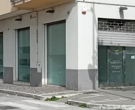 Pescara Centro Storico negozio 4 vetrine ad angolo
