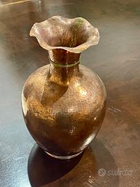 Vaso vintage in rame martellato Battaglia