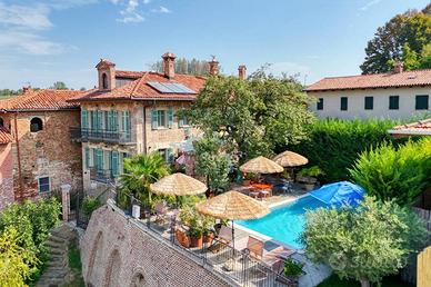 Rustico / Casale di 365 m² con più di 5 locali e b