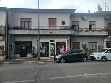 Casa + locali per attività commerciali