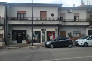 Casa + locali per attività commerciali