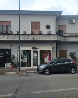 Casa + locali per attività commerciali