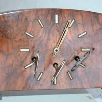 Orologio meccanico in legno