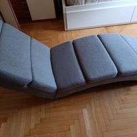Chaise lounge grigia