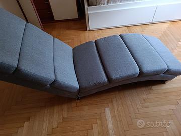 Chaise lounge grigia