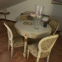 Varie mobili antichi vetrina e tavolo 1000