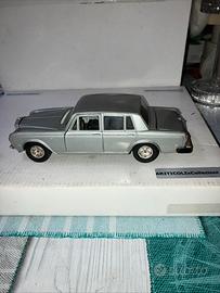 Rolls-Royce Silver Shadow.