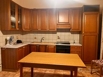 Cucina completa ad angolo in legno ciliegio