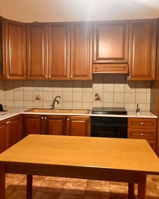 Cucina completa ad angolo in legno ciliegio