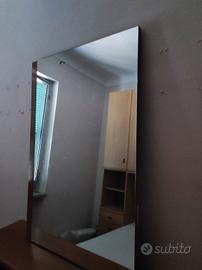 specchio con profilo in legno da un lato 