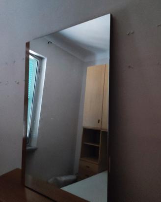 specchio con profilo in legno da un lato 