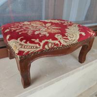 Poggiapiedi in legno con rivestimento in stoffa