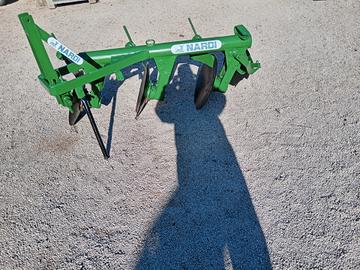 Trattore aratro a tre dischi da scasso terra marca