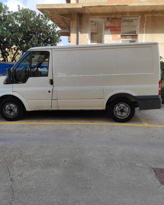 Su planu posti auto e cantina