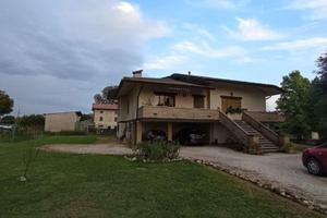 Spaziosa villa indipendente con giardino