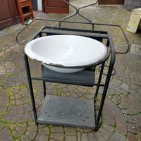 Lavabo antico in ferro e ciotola smaltata