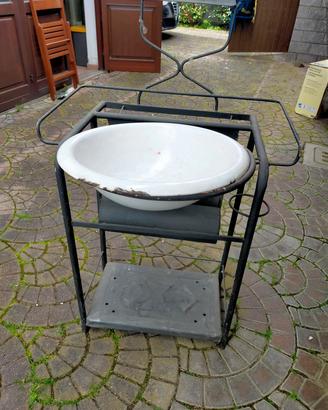Lavabo antico in ferro e ciotola smaltata