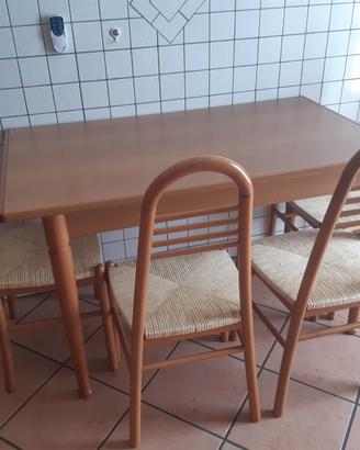 Tavolo da cucina con sedie