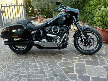 Harly davidson.  Sport glide  107.   Nera.