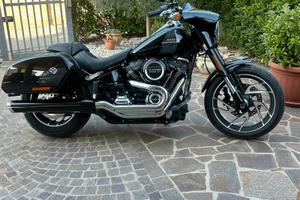 Harly davidson.  Sport glide  107.   Nera.