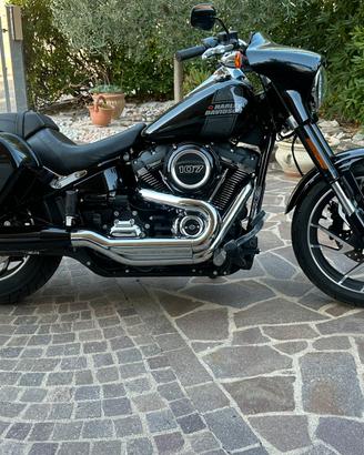 Harly davidson.  Sport glide  107.   Nera.