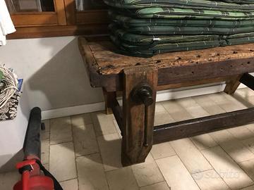 Antico banco da falegname in legno massiccio