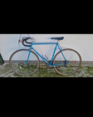 Bici da corsa vintage azzurra-