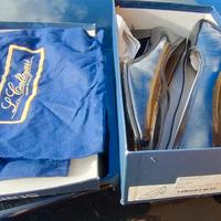Scarpe in vernice blu Nuove