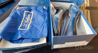 Scarpe in vernice blu Nuove