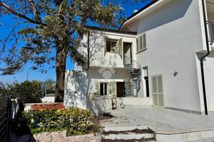 VILLA A SCHIERA A TERRACINA