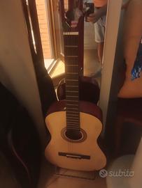 Chitarra con custodia.
