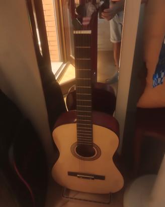 Chitarra con custodia.