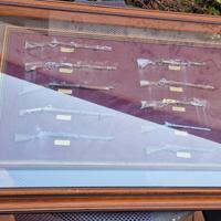 bacheca-quadro  modelli in scala di armi storiche