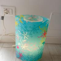 Lampada colorata per tavolo comodino