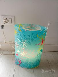 Lampada colorata per tavolo comodino