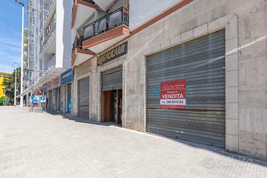 Cagliari: locale commerciale con tre vetrine