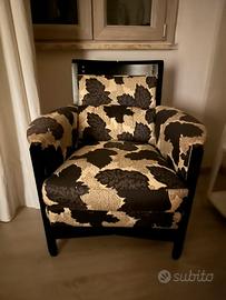 Poltrona stile vintage in legno con braccioli