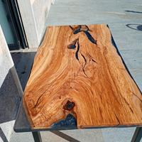 tavolo in legno e resina