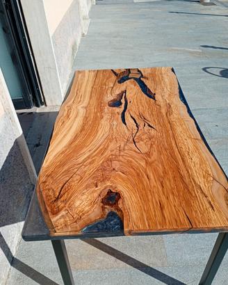 tavolo in legno e resina