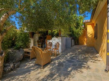 VILLA A SCHIERA D'ANGOLO A SAN TEODORO