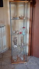 Vetrina con oggetti cristallo e argento