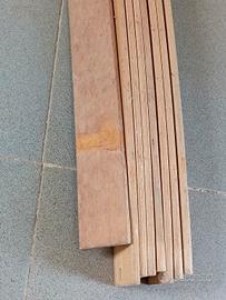 Fascio di doghe / listelli in legno 